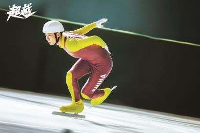 47岁苏提达率泰国队入场，穿西装系领带气宇轩昂，“艳压”欧拉弄